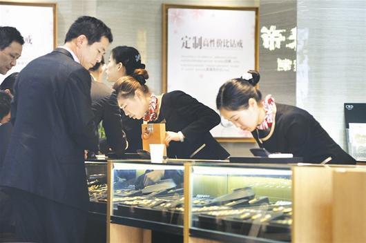 经历了春节黄金饰品销售旺季后,武汉各大黄金卖场,金店纷纷推出"以旧